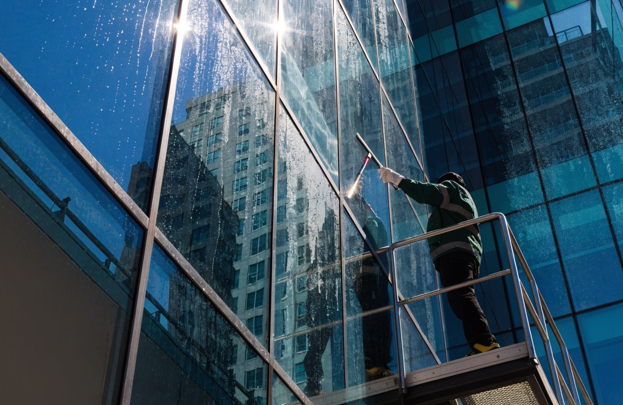Streifenfrei gereinigte Fensterfront eines Gewerbeobjekts